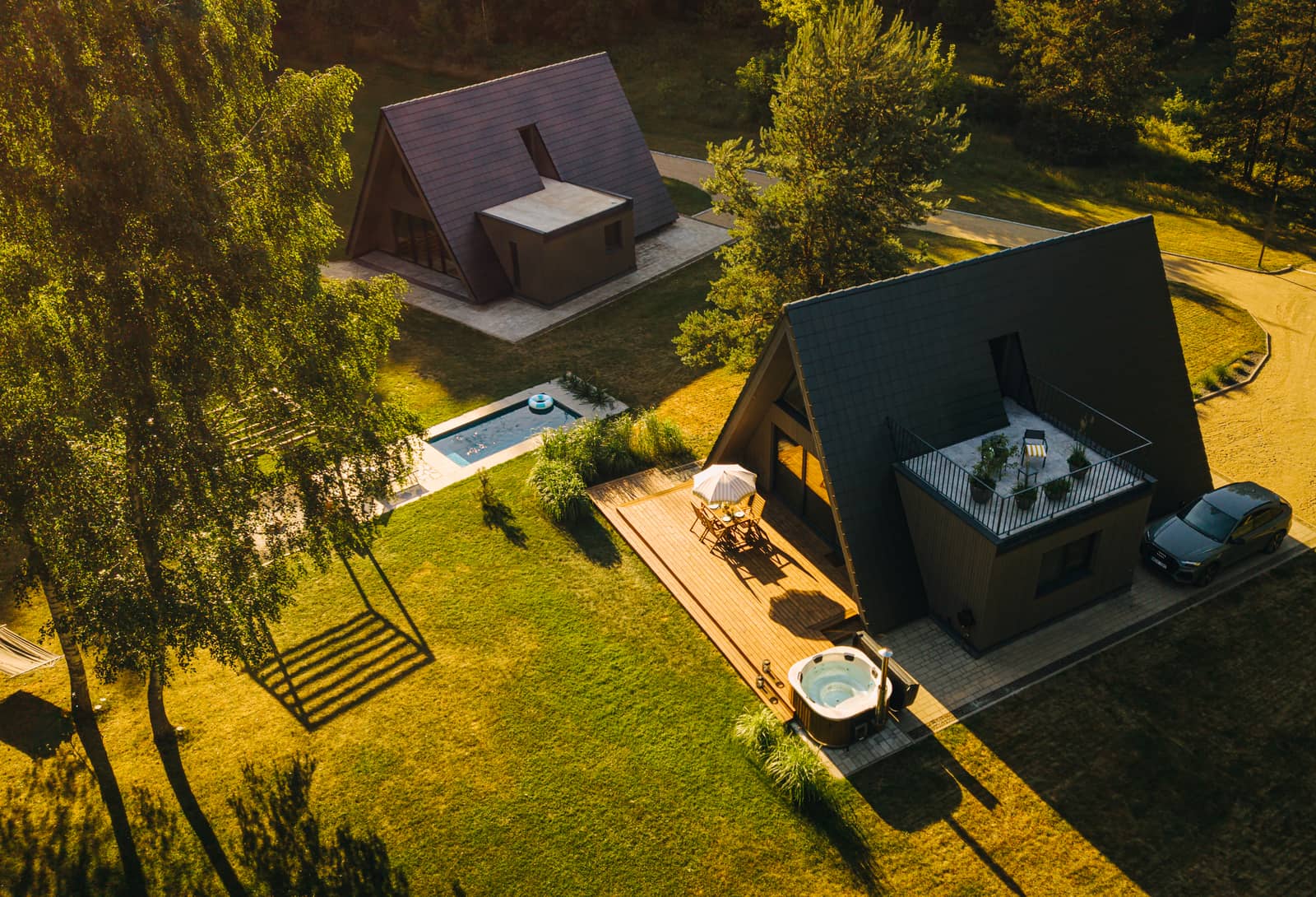 Namas, baseinas ir kubilas iš paukščio skrydžio
