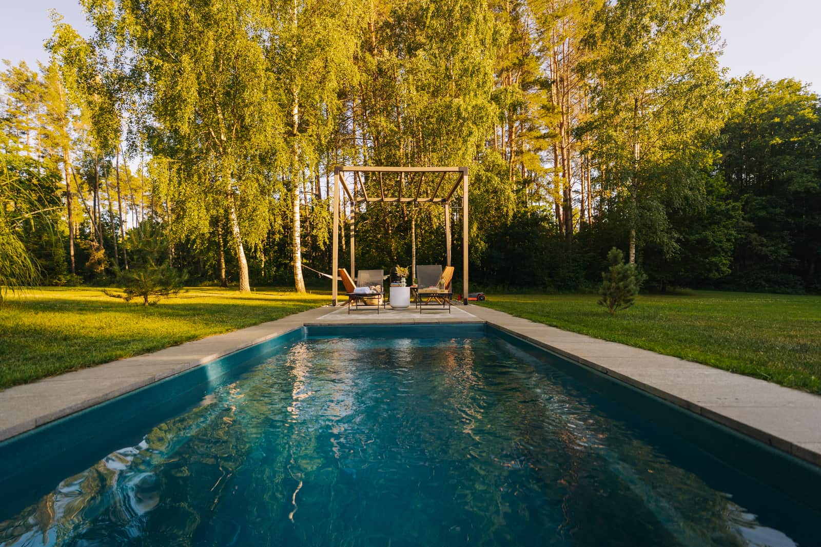 Baseinas tarp pušų